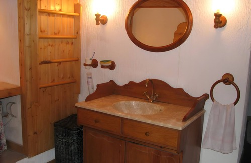 Queige Lit Et Petit-Déjeuner | Bed and Breakfast 'Les Glairots - Africaine' with Mountain View, Shared Terrace and Wi-Fi