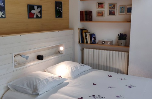 Queige Lit Et Petit-Déjeuner | Bed and Breakfast 'Les Glairots - Africaine' with Mountain View, Shared Terrace and Wi-Fi