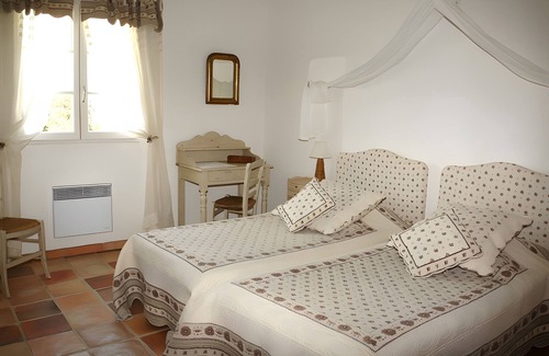 Estezargues Lit Et Petit-Déjeuner | Bed and Breakfast 'Manon' with Shared Terrace, Shared Garden and Wi-Fi