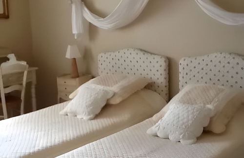Estezargues Lit Et Petit-Déjeuner | Bed and Breakfast 'Manon' with Shared Terrace, Shared Garden and Wi-Fi