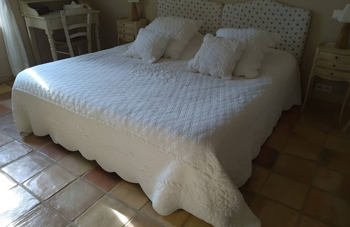 Estezargues Lit Et Petit-Déjeuner | Bed and Breakfast 'Manon' with Shared Terrace, Shared Garden and Wi-Fi