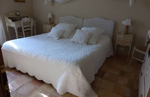 Estezargues Lit Et Petit-Déjeuner | Bed and Breakfast 'Manon' with Shared Terrace, Shared Garden and Wi-Fi