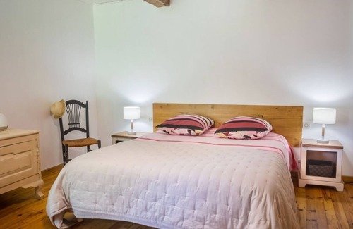 Touget Lit Et Petit-Déjeuner | Chambre d'hôtes, Sonia. Ancienne bergerie au calme avec piscine et vue panoramic