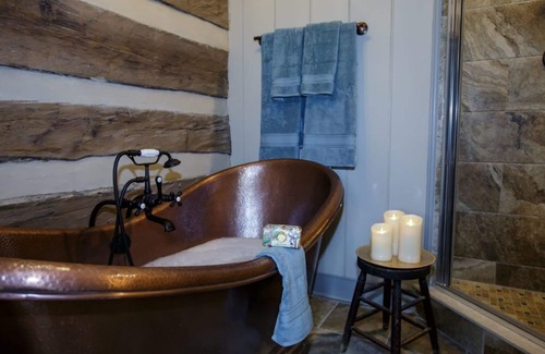 Staunton Lit Et Petit-Déjeuner | Bed&Breakfast in a 1795 Log Cabin on working farm, Honorable Jacob Swoope Suite
