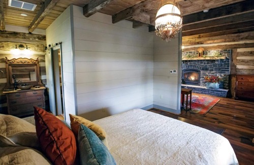 Staunton Lit Et Petit-Déjeuner | Bed&Breakfast in a 1795 Log Cabin on working farm, Honorable Jacob Swoope Suite