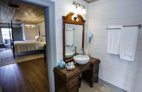 Staunton Lit Et Petit-Déjeuner | Bed & Breakfast in a 1795 Log Cabin on working farm, Eliza Trent Swoope Suite