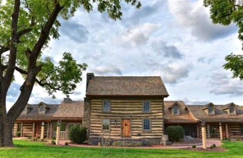 Staunton Lit Et Petit-Déjeuner | Bed & Breakfast in a 1795 Log Cabin on working farm, Eliza Trent Swoope Suite