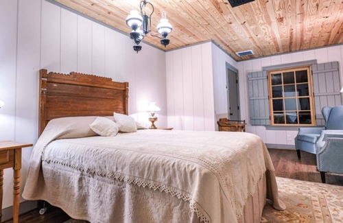 Swoope Lit Et Petit-Déjeuner | Bed & Breakfast in a 1795 Log Cabin on working farm, George Washington, Sr Suite