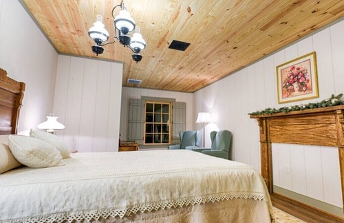Swoope Lit Et Petit-Déjeuner | Bed & Breakfast in a 1795 Log Cabin on working farm, George Washington, Sr Suite