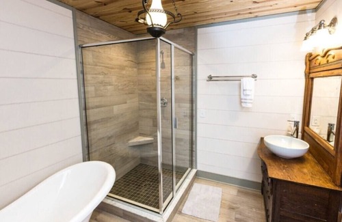 Swoope Lit Et Petit-Déjeuner | Bed & Breakfast in a 1795 Log Cabin on working farm, George Washington, Sr Suite
