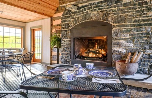 Swoope Lit Et Petit-Déjeuner | Bed & Breakfast in a 1795 Log Cabin on working farm, George Washington, Sr Suite