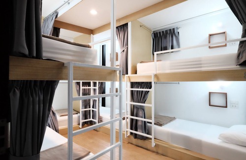 Lak Si Hôtel | Bed in 8-bed Mixed Cabin Dorm With a Shared Kitchen and a Social Area