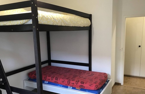 Bernex Lit Et Petit-Déjeuner | 4 couchages chambre 13m2 : 1 grand lit mezzanine, 1 lit simple, 1 matelas au sol