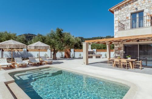Ano Vasilikos Villa | Bedrock beachside villa with private pool