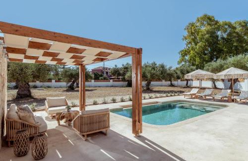 Ano Vasilikos Villa | Bedrock beachside villa with private pool