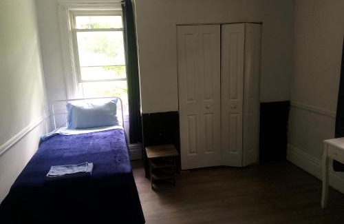 Marshall-Shadeland Maison | Bedroom close to stadiums and downtown