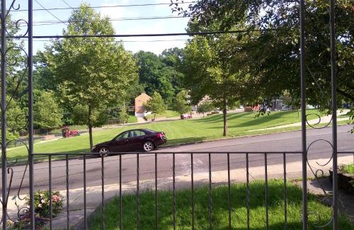 Marshall-Shadeland Maison | Bedroom close to stadiums and downtown