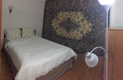 London Maison | Bedroom second floor in large house next to UWO nad bus to Fanshawe College
