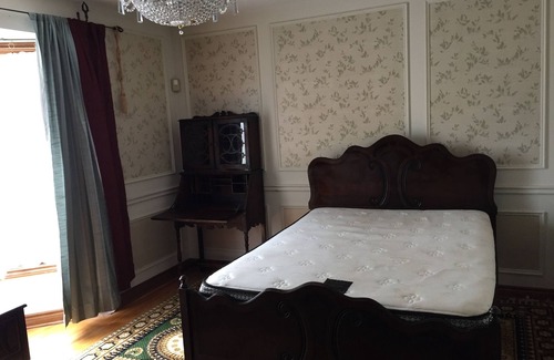 London Maison | Bedroom second floor in large house next to UWO nad bus to Fanshawe College
