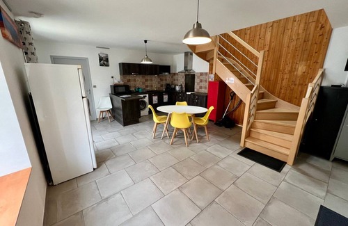 Lussac-les-Chateaux Appartement | Bedroom with private bathroom