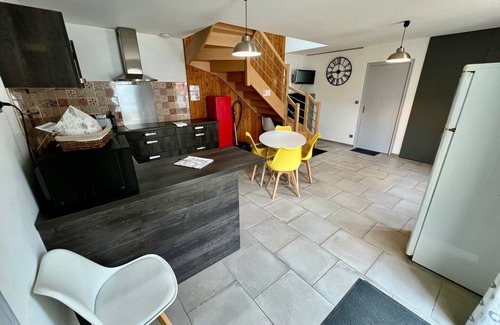Lussac-les-Chateaux Appartement | Bedroom with private bathroom
