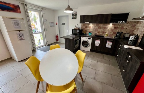 Lussac-les-Chateaux Appartement | Bedroom with private bathroom