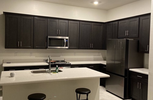 Chandler Appartement | Bedroom with attached bathroom with private entrance