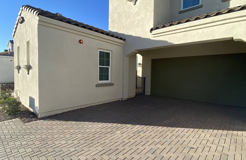 Chandler Appartement | Bedroom with attached bathroom with private entrance