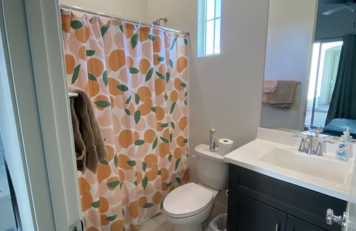 Chandler Appartement | Bedroom with attached bathroom with private entrance