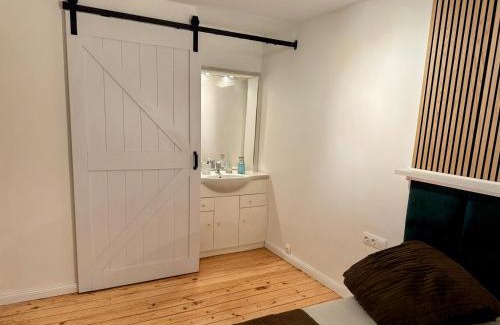 Borsdorf Maison | Bedroom with free parking
