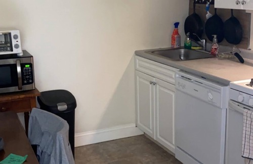 South Weymouth Appartement | Lits dans l'espace salon bloqués par des rideaux!