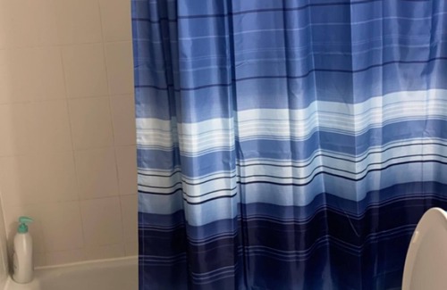 South Weymouth Appartement | Lits dans l'espace salon bloqués par des rideaux!
