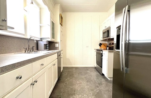 Brenham Maison | BEE in BRENHAM Holiday Cottage - Premium location walking distance to downtown