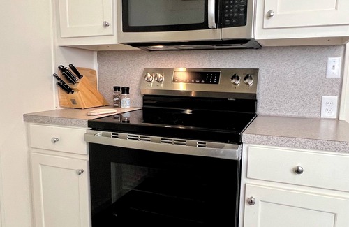 Brenham Maison | BEE in BRENHAM Holiday Cottage - Premium location walking distance to downtown