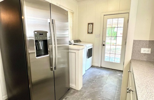 Brenham Maison | BEE in BRENHAM Holiday Cottage - Premium location walking distance to downtown