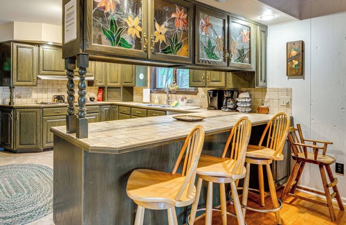 Drums Maison | Beech Mt Lakefront Gem! Hot Tub, Kayaks, Billiards