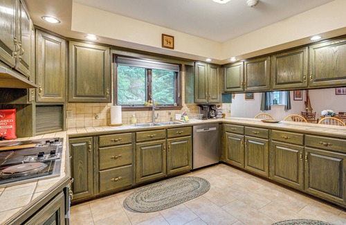Drums Maison | Beech Mt Lakefront Gem! Hot Tub, Kayaks, Billiards