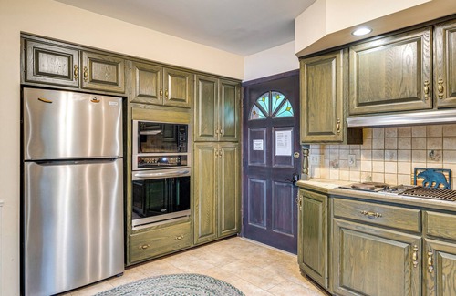 Drums Maison | Beech Mt Lakefront Gem! Hot Tub, Kayaks, Billiards
