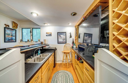 Drums Maison | Beech Mt Lakefront Gem! Hot Tub, Kayaks, Billiards