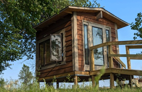 Rodney Cabine | Beehive air therapy cabin with 2 bee beds for a unique, multi-sensory experience