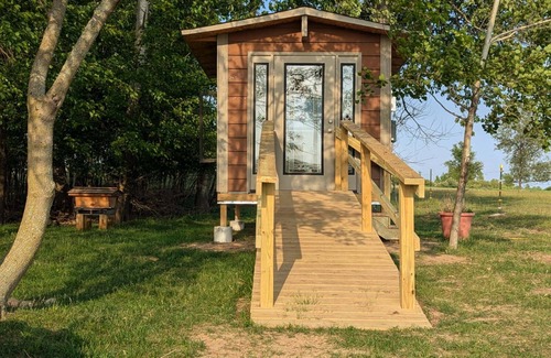 Rodney Cabine | Beehive air therapy cabin with 2 bee beds for a unique, multi-sensory experience