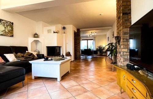 Roedermark Appartement | Behagliches Haus mit Kamin und romantischem Garten