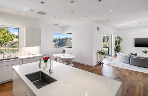 Bel Air Maison | BEL AIR FAMILY ESTATE / GATED / POOL / BASKETBALL COURT / SMART-HOME / 5 BEDROOM