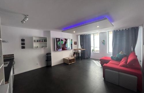 Sedan Appartement | Bel appart stylé avec jacuzzi