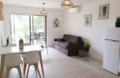 Sotta Appartement | Bel Appartement en rez-de-jardin avec vue montagne.