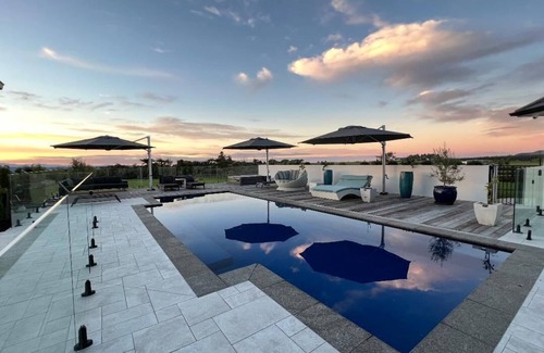 Pyes Pa Maison | Bel Tramonto, Luxurious Rustic Elegance with Private Cedar Hot Tub