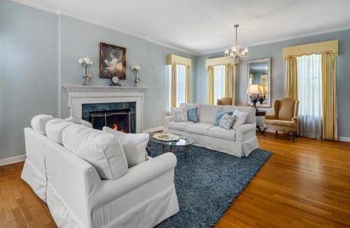 Fort Smith Maison | Beland Mansion-Blooming Garden suite!