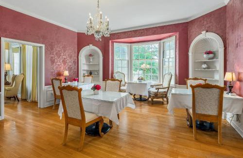 Fort Smith Maison | Beland Mansion-Blooming Garden suite!