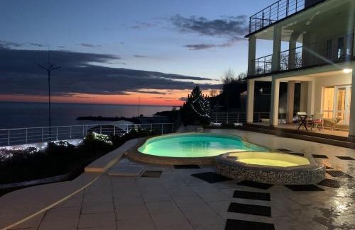 Odessa Maison | Belaya Udacha