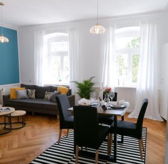 Ludwigsburg Appartement | bella casa - Business&Family - 2 Zimmer direkt neben Schloß, Parkplatz, SmartTV, Netflix, Waschmaschine, 24h Checkin, 71qm, Kingsizebett, Hotelbettwäsche